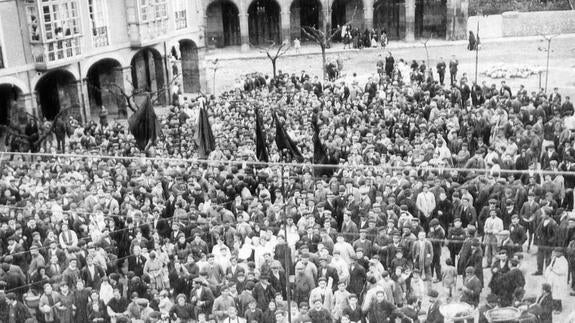 Celebración del Primero de Mayo, en la Plaza Baldomero Iglesias de Torrelavega, en 1931.