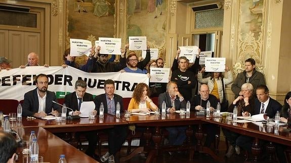 Una decena de personas accedió al salón de plenos para mostrar su rechazo al proyecto del polígono de Las Excavadas.