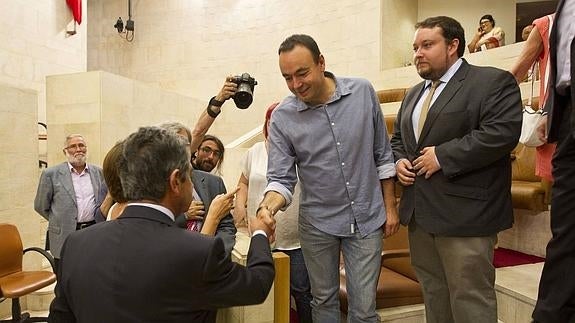 José Ramón Blanco (Podemos) felicita a Revilla en el debate de investidura en presencia de Rubén Gómez (Ciudadanos).