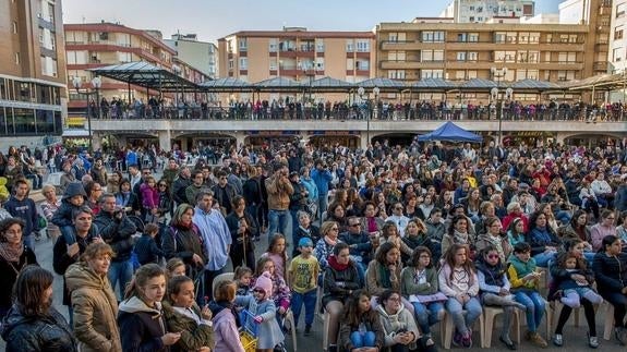 El público se concentró por la tarde en la Plaza de la Constitución para seguir el programa festivo.