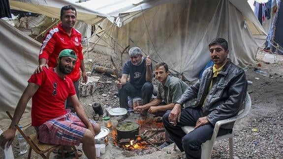 Refugiados sirios en el campo de Ritsona. Las tiendas de campaña se han convertido en su residencia habitual.