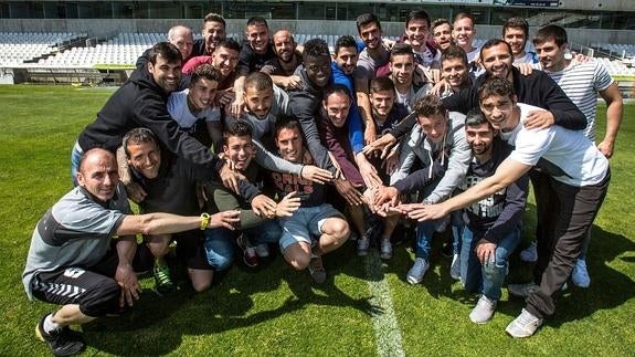 La plantilla racinguista, con su técnico, Munitis, en el centro, vela armas para la ‘batalla’ final de mañana en Ferrol. 