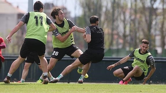 Artiles sigue el balón con la mirada durante el entrenamiento de ayer en La Albericia.