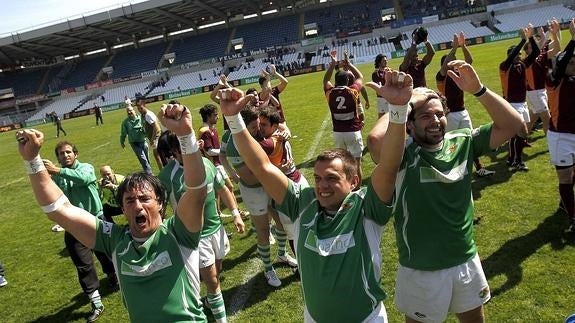 De izquierda a derecha Pablo Velasco, Juan José Leiva y Agustín Crivelli celebran el ascenso a División de Honor en El Sardinero.