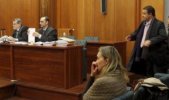 La exgerente Paloma González-Tarrío, sentada, durante el juicio de Mercasantander en el que fue condenada a cuatro años de cárcel. A la derecha, Juan José Fernández. :: 