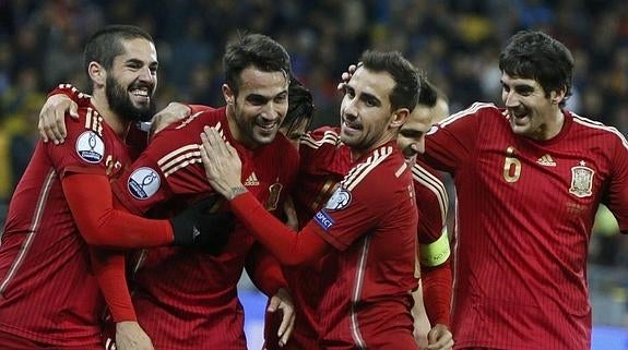 España celebra el gol ante la selección ucraniana en Kiev