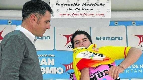 El ciclista cántabro Antonio Angulo junto a Indurain.