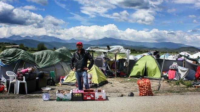 La carretera que llega hasta Idomeni se convierte a diario en un mercado de puestos en los que los más emprendedores intentan ganar algo de dinero para, en muchos casos, comprar medicinas para algún familiar enfermo. Cuando el género se les acaba, compran más en el pueblo, en alguna granja o a los gitanos griegos, que también están por allí haciendo negocio. Otros buscan madera por los bosques y la venden por el campamento. Trabajan con la sensación de haberse asentado para un periodo largo de tiempo. 