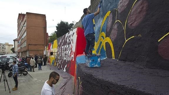 Los vecinos de Entrehuertas pintan el barrio