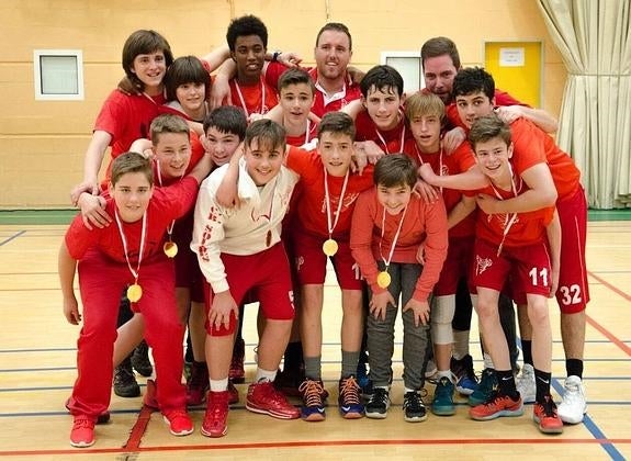 Los campeones de Liga infantil, el Piélagos A, con Guillermo, Marcos, Javier,  Víctor, Antonio, Juan, Ángel, Jorge Diego, Luis, Alfredo, Diego, Óscar y Pablo. 