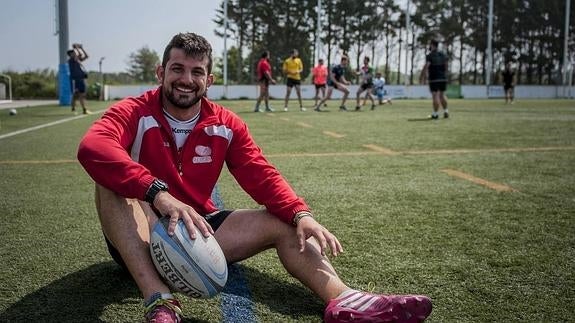 El capitán del Bathco posa en el campo de San Román.