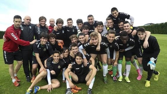 Esteban Torre y su cuerpo técnico, con la plantilla del Racing B.