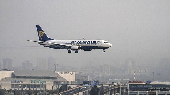 Un avión de Ryanair, a punto de aterrizar en el Seve Ballesteros en un día nublado.