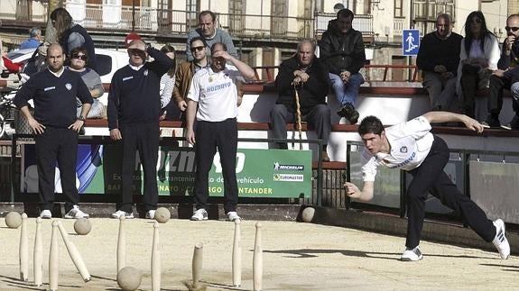 Jairo Arozamena birla con La Rasilla. Detrás, sus compañeros Alberto Ceballos, Martín Garrido y José Luis Rivero.