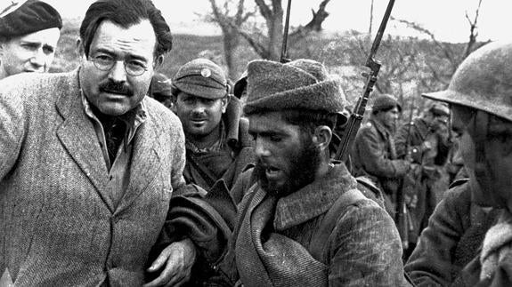 El escritor Ernest Hemingway en el frente de Teruel.