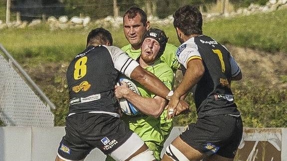 El jugador del Bathco Ben Silk es placado por Joe Mamea, de El Salvador, en uno de los partidos de esta temporada. 