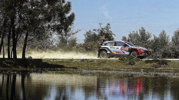 Dani Sordo, por uno de los bellos parajes que atraviesa el Rally de Portugal.