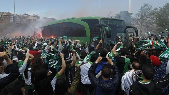 Los aficionados del Racing ya están en las inmediaciones de Los Campos de Sport de El Sardinero.