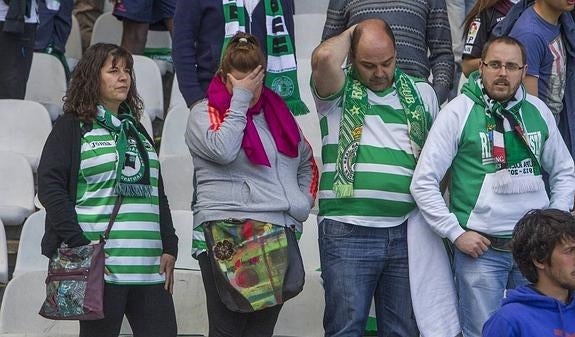 Los aficionados racinguistas no se podían creer lo que estaba sucediendo sobre el césped de los Campos de Sport de El Sardinero. :: celedonio