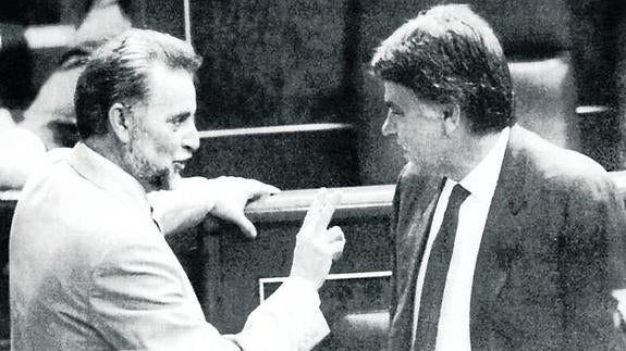 Anguita y González en el Congreso, tras las elecciones de 1993. 