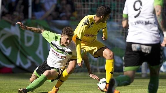 Ismael Cerro lucha desesperadamente un balón ante los defensores del Reus.