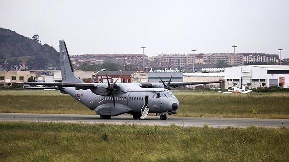 El avión del Ejército del Aire en el que se simuló ayer el secuestro en el aeropuerto Seve Ballesteros.