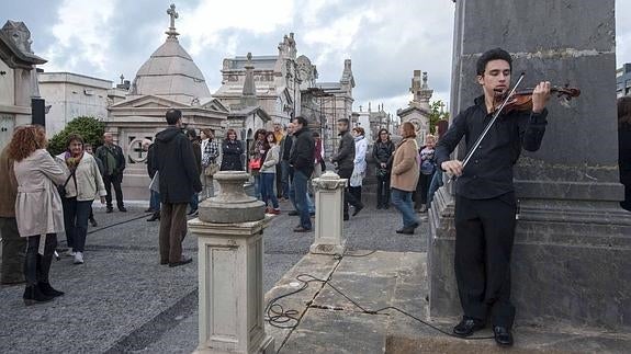 Música y poesía en la ciudad de los muertos.