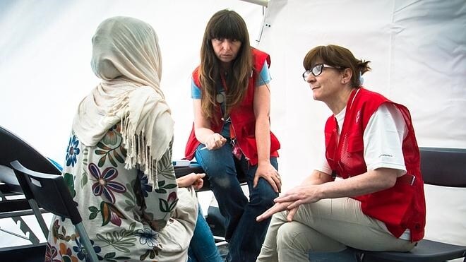 La médico cántabra Pilar Machín –en el centro– ha estado en Grecia colaborando con Cruz Roja. 