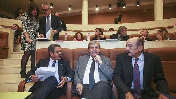 Miguel Ángel Revilla, Rafael de la Sierra y José María Mazón, en la bancada del Gobierno en el Parlamento de Cantabria.