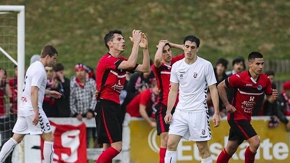 Pablo García, Vinatea y Óscar, durante el partido de ida en Zamudio.