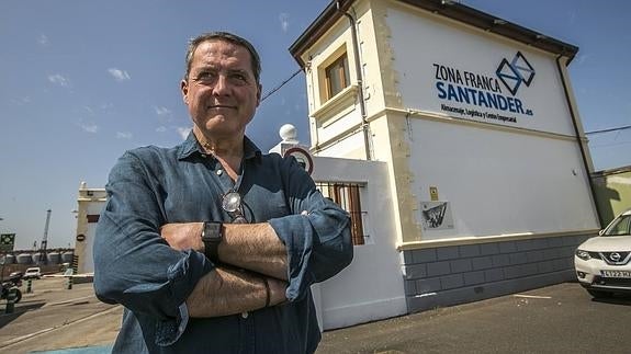 Fernando Cámara, director de la Zona Franca Santander.es, a la entrada de las actuales instalaciones que se quieren ampliar.