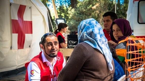 Tirso es uno de los traductores con el que han trabajado las tres voluntarias cántabras en Grecia.