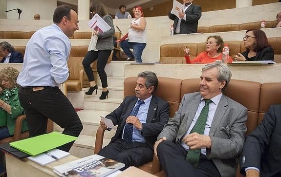 José Ramón Blanco (Podemos) junto al presidente de Cantabria, Miguel Ángel Revilla, y el consejero de Presidencia, Rafael de la Sierra, en el Parlamento