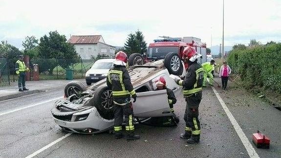 Una conductora, herida leve al volcar en Bárcena de Cicero