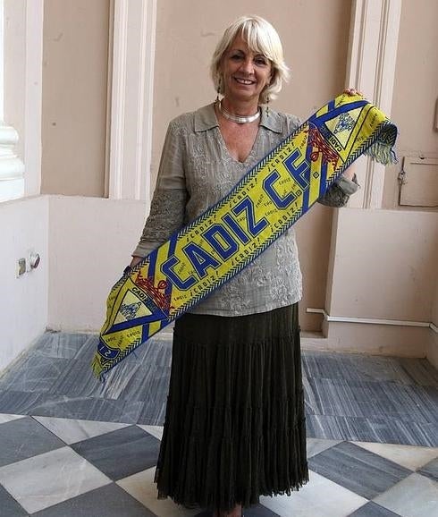 Teofila Martínez posa con la bufanda del Cádiz.