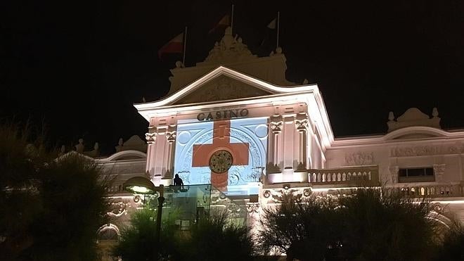 Esta noche, sobre la fachada del Casino se proyectará una enorme cruz roia.