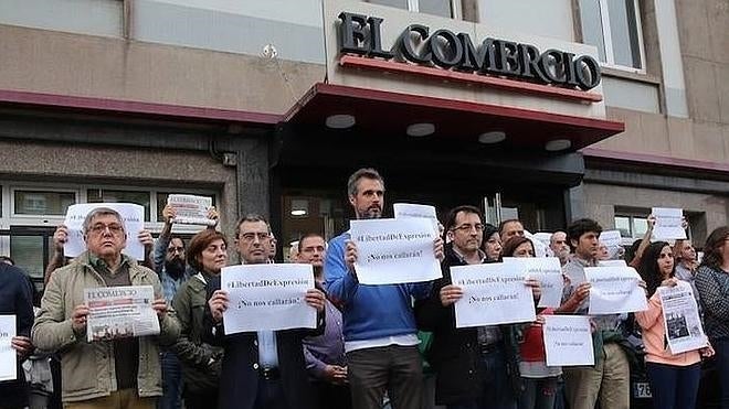 Los trabajadores de EL COMERCIO se concentran en apoyo a Marcos Moro e Íñigo Noriega.