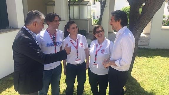 De la Serna conversa con varios voluntarios de Cruz Roja durante su visita a la isla de Samos, donde en la actualidad hay un campamento que cobija a cerca de 1.000 refugiados.