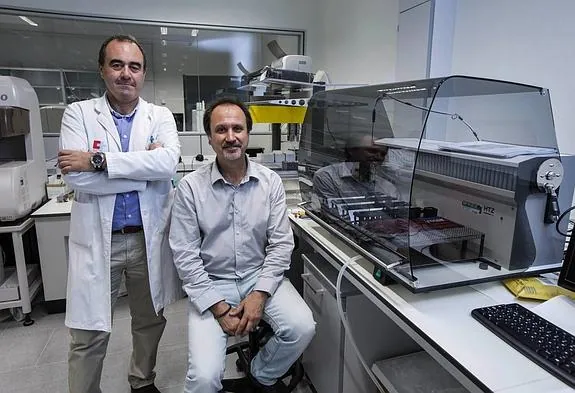 Los jefes de servicio de Inmunología de Valdecilla, Marcos López Hoyos, y de Oncología, Fernando Rivera (derecha)