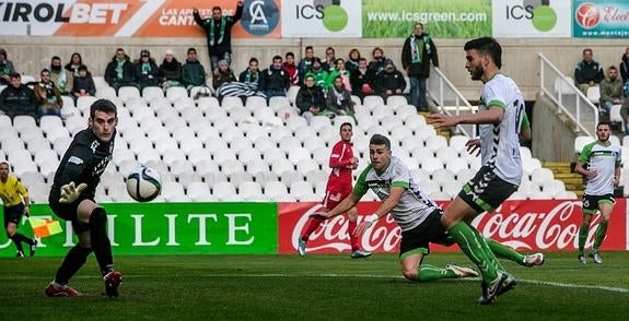 La ausencia de Pumpido (en la imagen junto a Dani Rodríguez en el partido contra el Somozas) ha agravado la crisis goleadora cántabra 