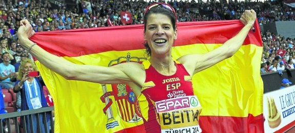 Ruth Beitia, con la bandera de España, tras una exitosa competición en Zurich, en 2014. 