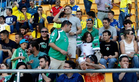 Parte de la afición racinguista presente en el estadio Ramón de Carranza.