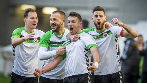 Dioni, Dani Rodríguez y Borja Granero celebran el gol que puso 2-0 contra el Somozas el pasado 6 de marzo.