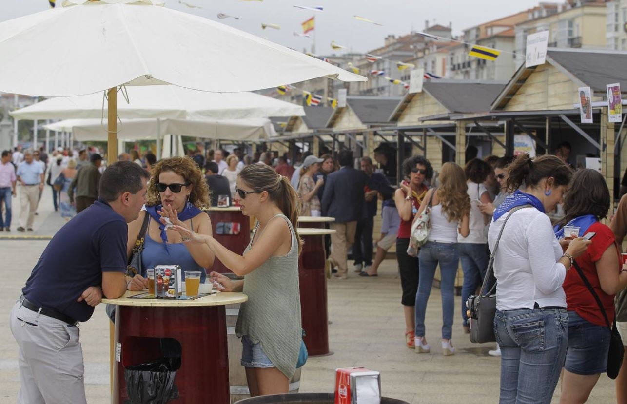 Imagen de una zona de casetas durante las fiestas de Santander.