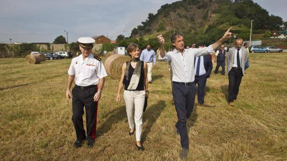 La ministra visitó con el alcalde la zona en la que han comenzado las obras del parque de La Remonta.