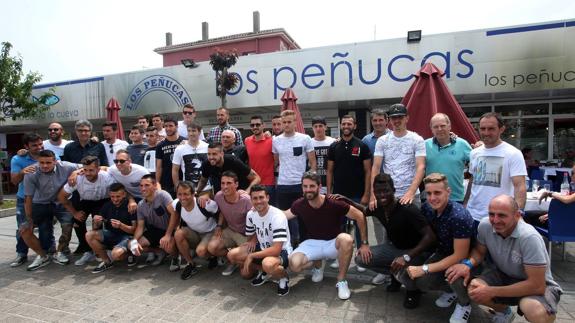 Plantilla y cuerpo técnico del Racing, antes de la comida en el Restaurante Los Peñucas, del Barrio Pesquero.