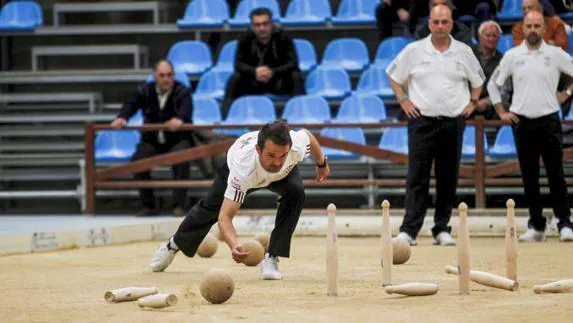 Óscar González birla una bola, con Jesús Salmón al fondo. 