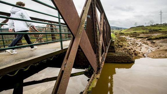 Antiguo puente sobre la ría de Solía.