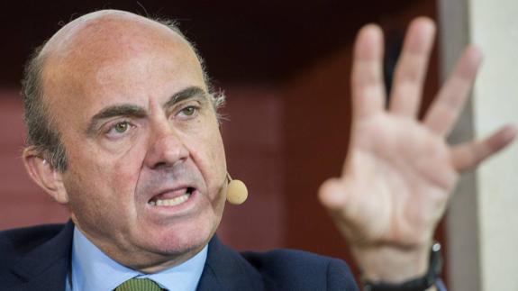 Luis de Guindos atisba "curvas" en la economía mundial. 