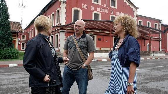 Tres de los cuatro trabajadores municipales que denunciaron su despido.